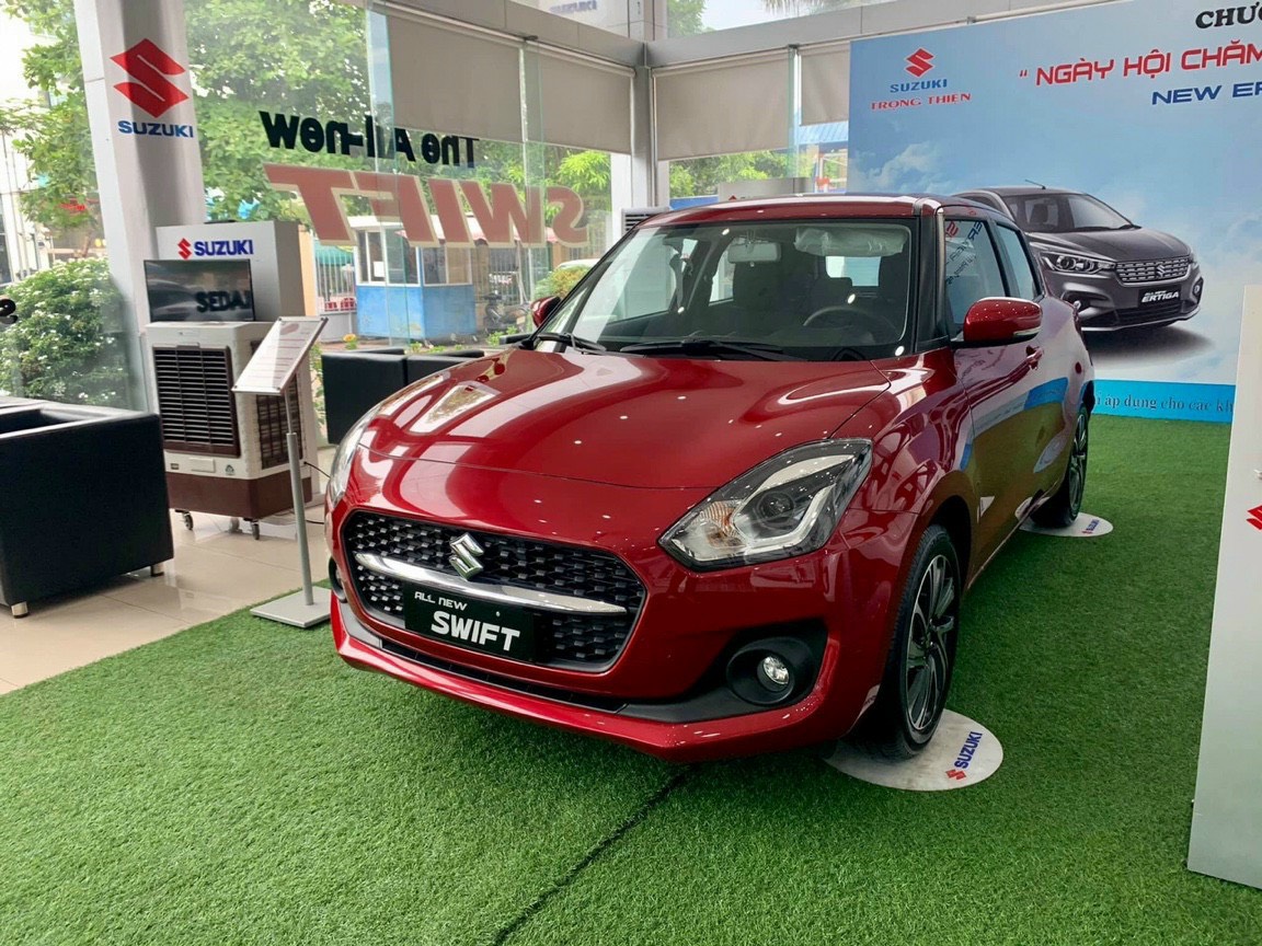 Suzuki Swift màu đỏ